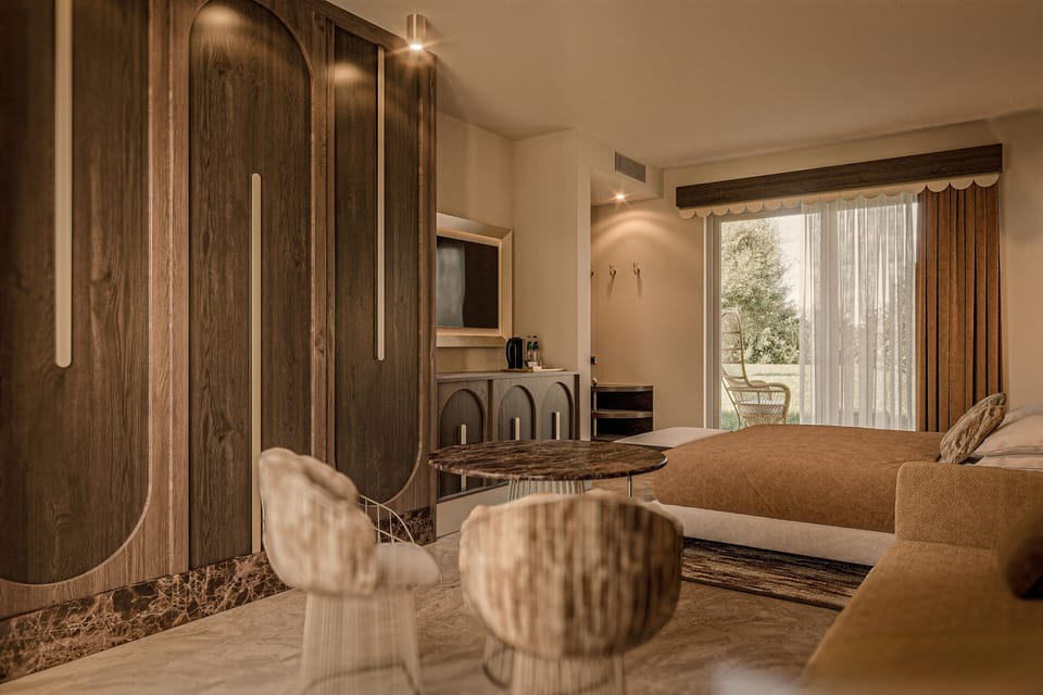 Pool Junior Suite | Premium bedding, minibar, in-room safe, desk