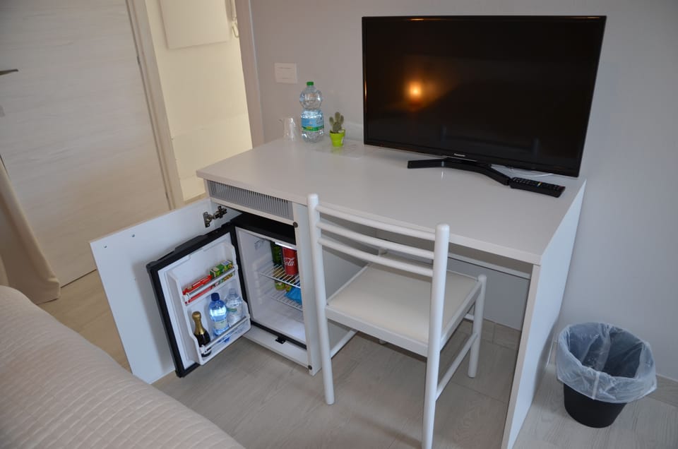Comfort Double Room | Minibar, desk, soundproofing, iron/ironing board