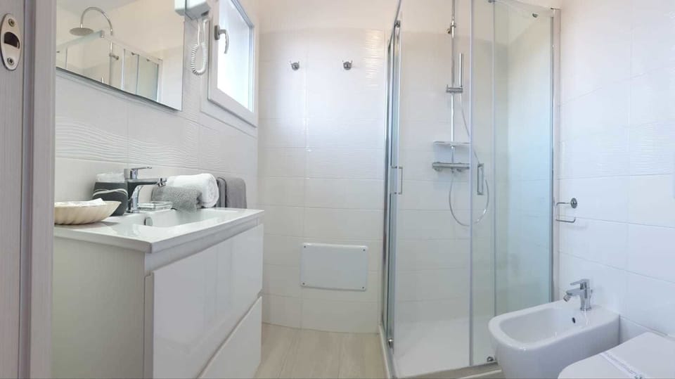 Shower, free toiletries, hair dryer, bidet