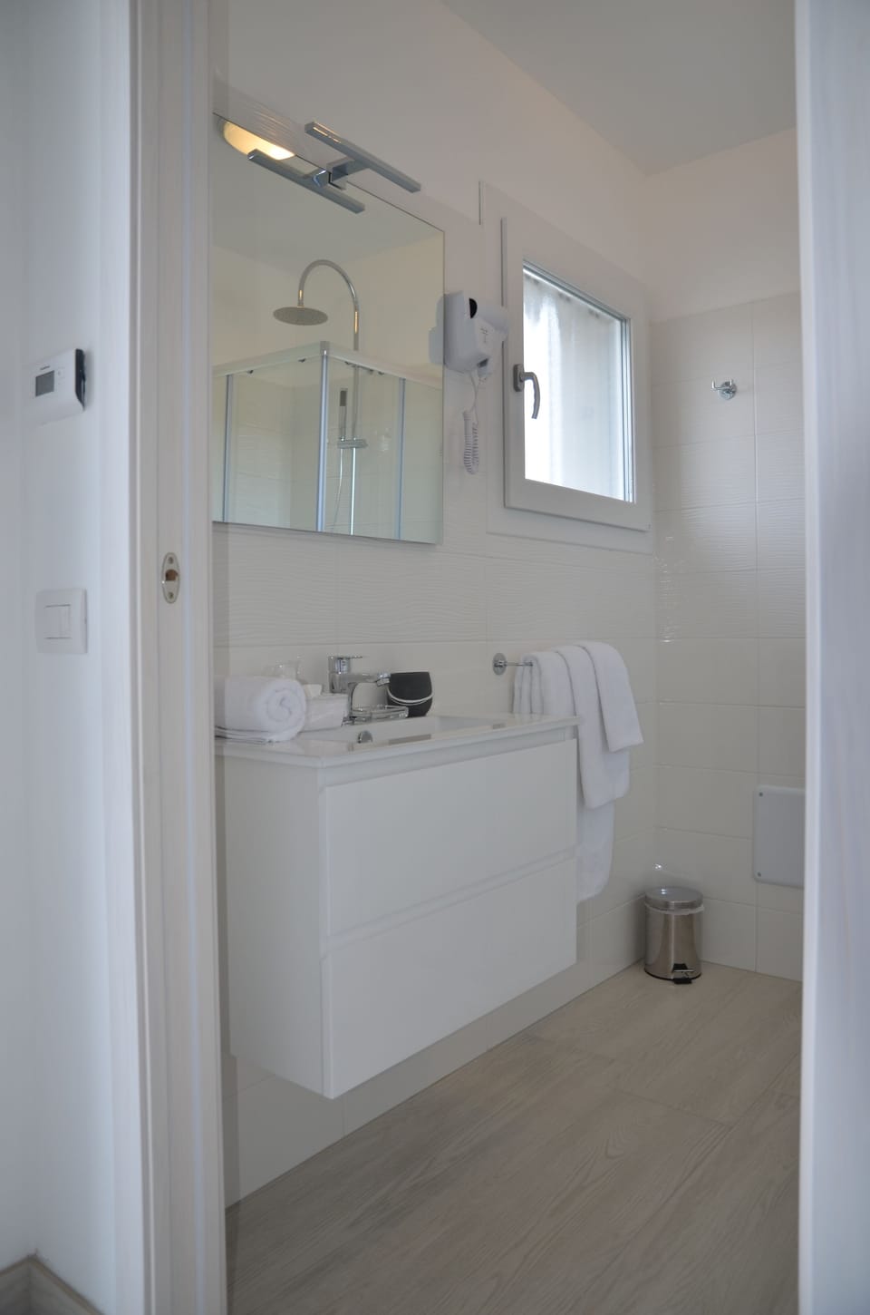 Comfort Double Room | Bathroom | Shower, free toiletries, hair dryer, bidet