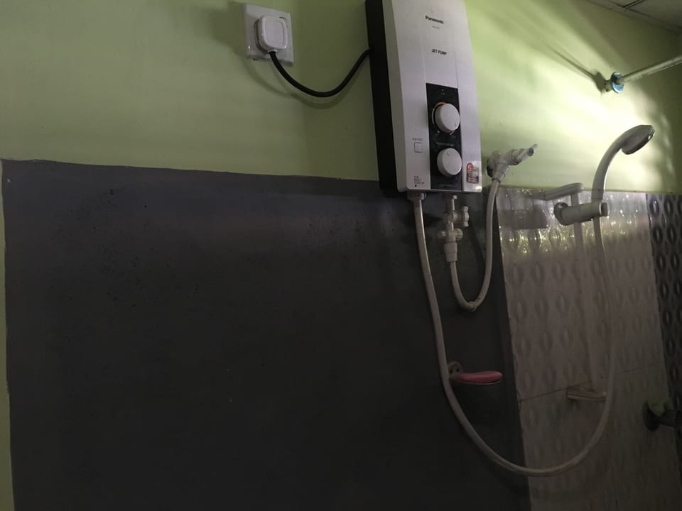Basic Triple Room, 1 Bedroom, Park View | Bathroom shower
