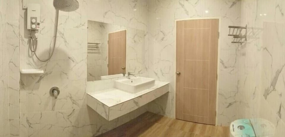 Shower, free toiletries, towels
