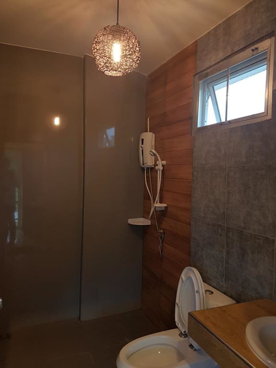 Shower, free toiletries, towels