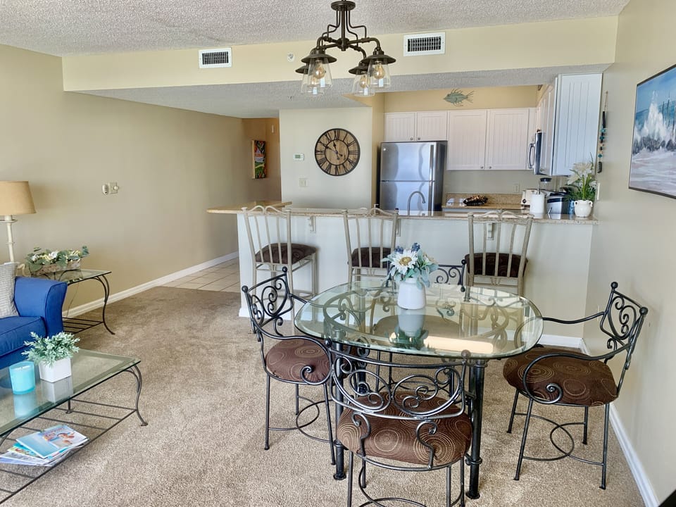 Kitchen/Dining Room, seats 7