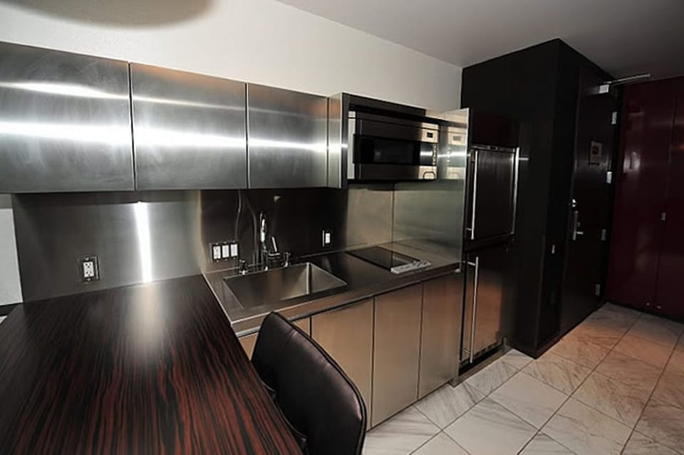 Fully-equipped kitchenette