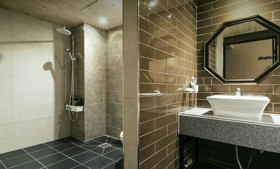 VIP (A) | Bathroom | Free toiletries, hair dryer, bathrobes, slippers