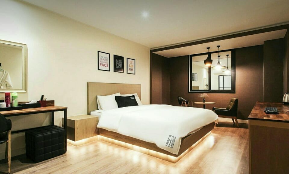 Premium Room | Premium bedding, down comforters, Tempur-Pedic beds, free rollaway beds