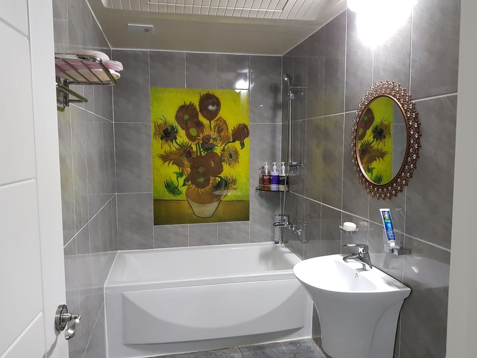 Combined shower/tub, jetted tub, free toiletries, hair dryer