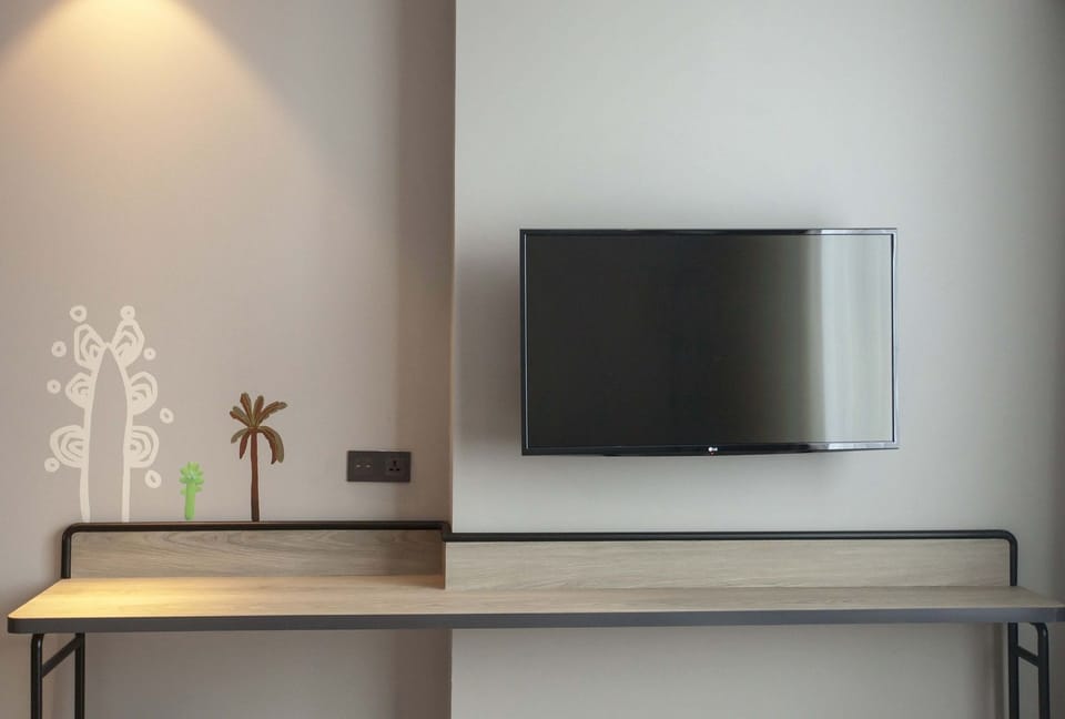 Studio 23 | Premium bedding, minibar, in-room safe, desk