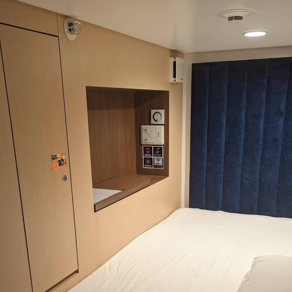 Cabin Bed, Men Only | In-room safe, free WiFi, bed sheets