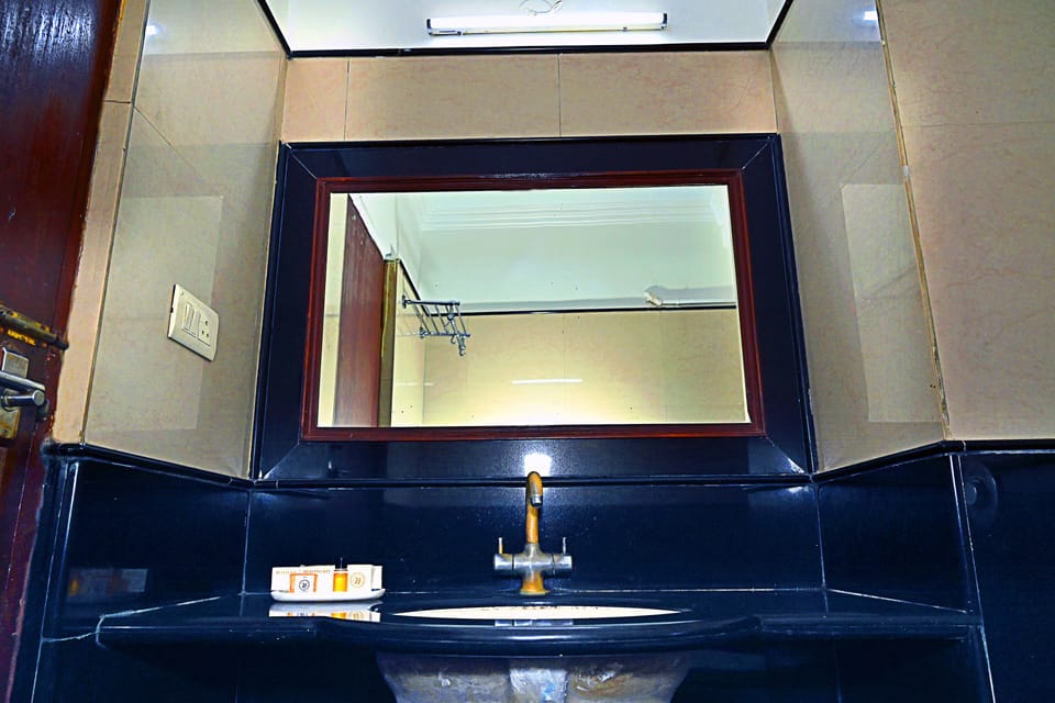 A/C Executive Room | Bathroom | Shower, free toiletries, bathrobes, towels