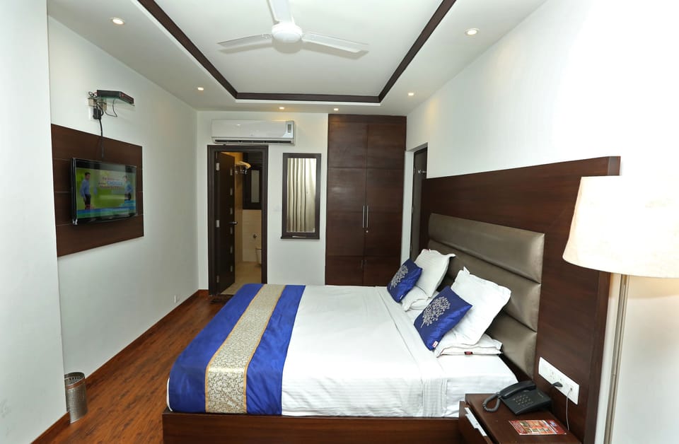 Luxury Room | Minibar, in-room safe, desk, soundproofing