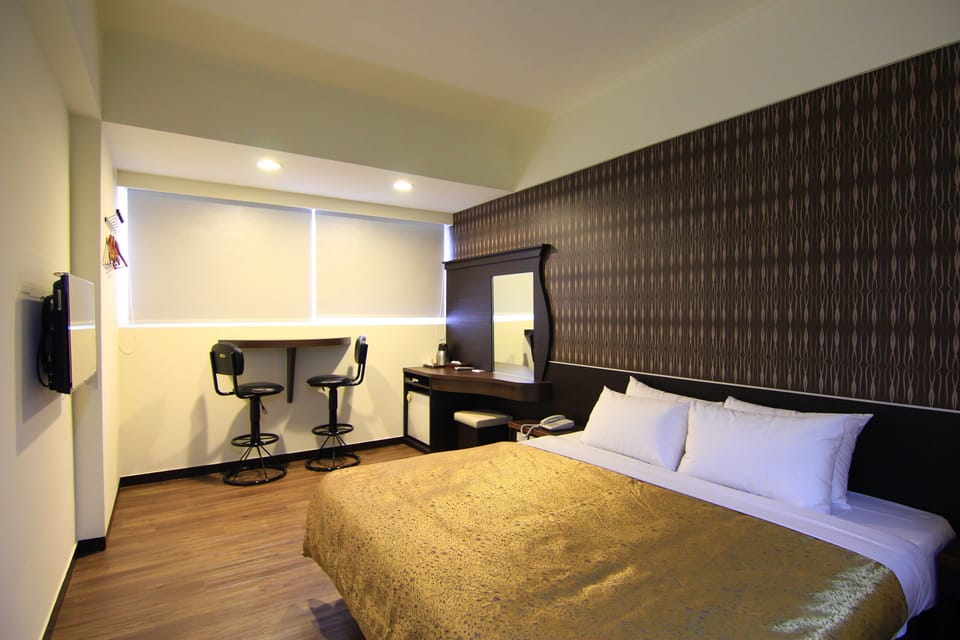 Deluxe Double Room, 1 King Bed, Sea View | Free WiFi, bed sheets