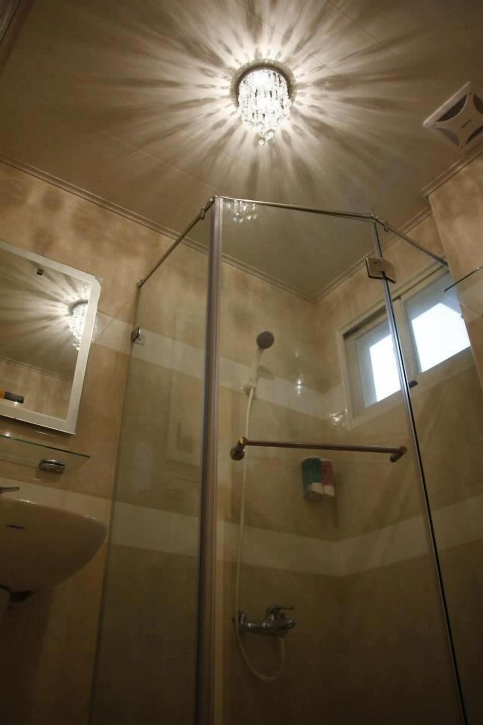 Standard Quadruple Room | Bathroom | Shower, free toiletries, hair dryer, slippers