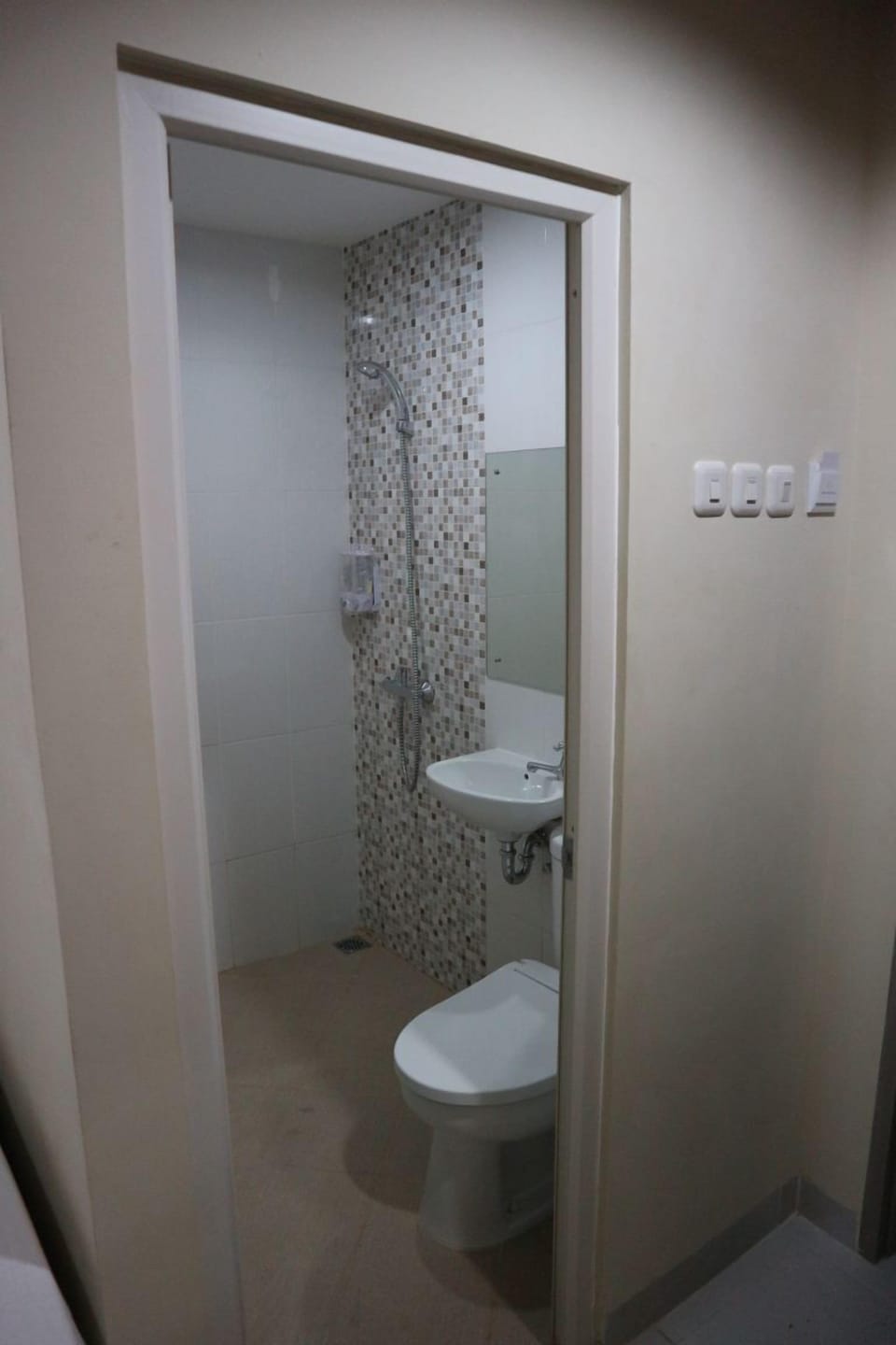 Deluxe Room | Bathroom | Shower, bidet, towels, soap