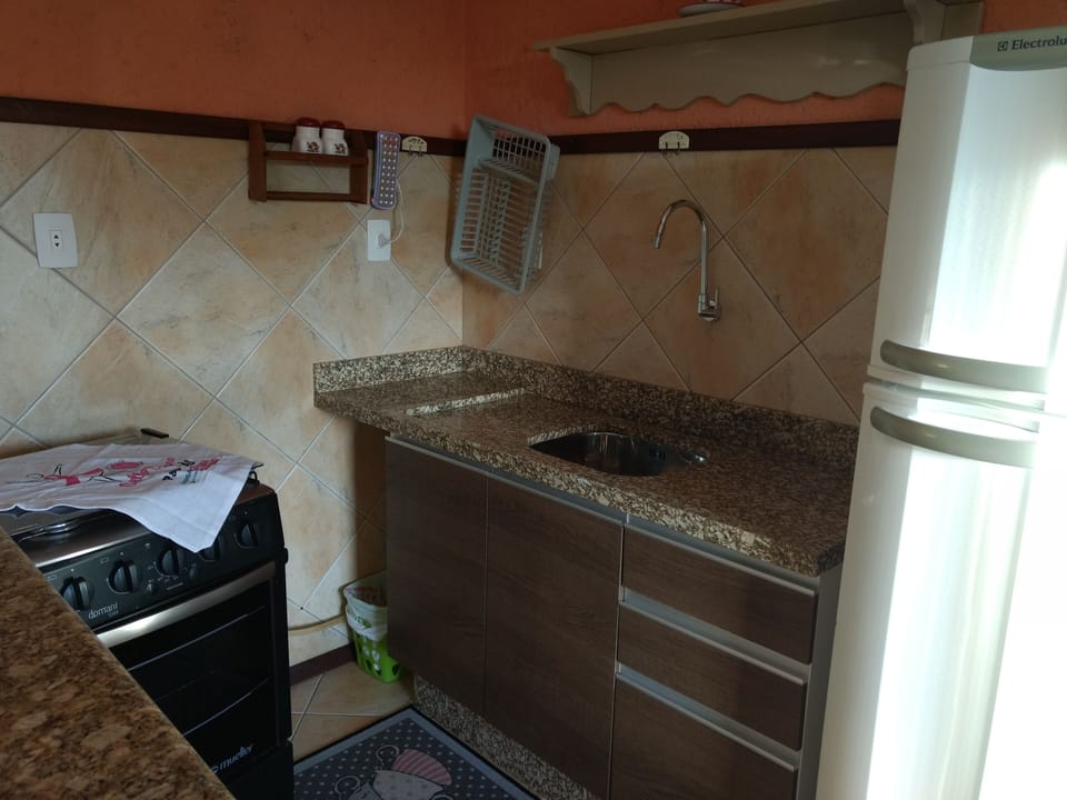Comfort Room, 2 Bedrooms, Pool View (apenas transferencia bancaria) | Private kitchen | Full-size fridge, microwave, cookware/dishes/utensils