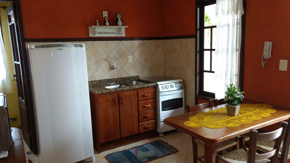 Comfort Apartment, 1 Bedroom (apenas transferencia bancaria) | Private kitchen | Full-size fridge, microwave, cookware/dishes/utensils