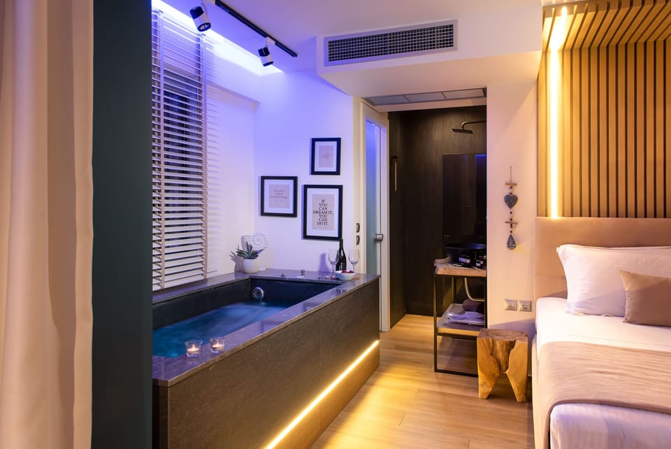 Deluxe Suite | In-room safe, desk, soundproofing, iron/ironing board