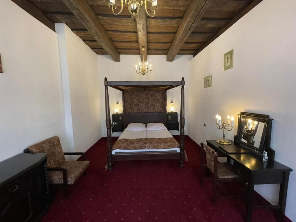 Minibar, desk, free WiFi, bed sheets