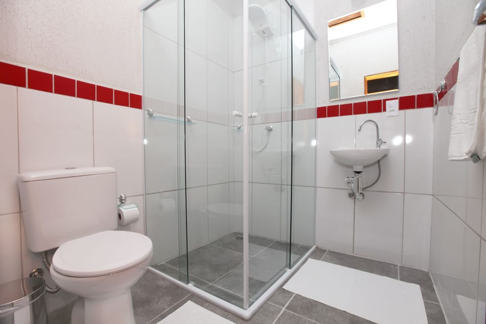 Basic Double or Twin Room, 1 Bedroom | Bathroom | Shower, towels