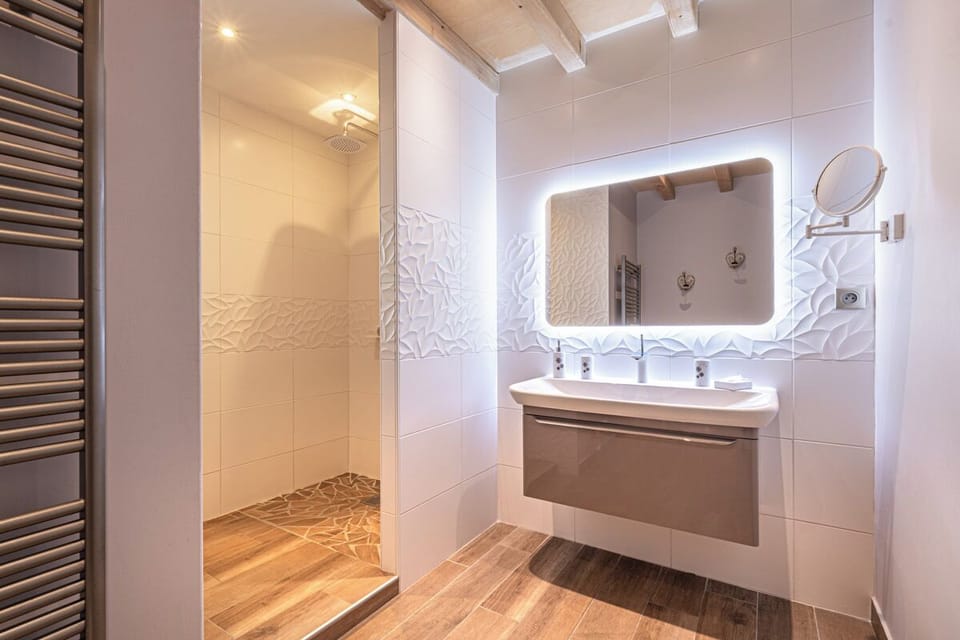 Design Double Room (Fleur de Peuplier) | Bathroom | Eco-friendly toiletries, hair dryer, bathrobes, towels