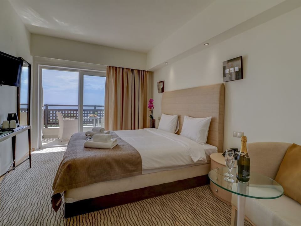 Minibar, in-room safe, soundproofing, iron/ironing board