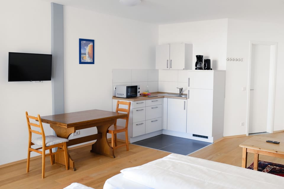 Classic Apartment, 1 Bedroom, Non Smoking, Kitchenette | Private kitchen | Fridge, electric kettle