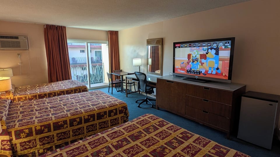 Deluxe Triple Room | Desk, WiFi (free), bed sheets