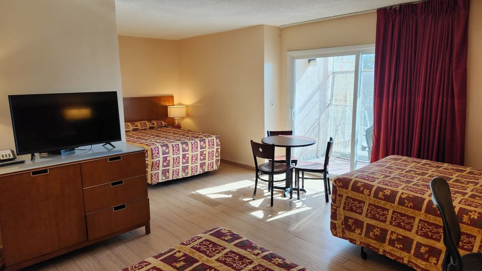 Deluxe Triple Room | Desk, free WiFi