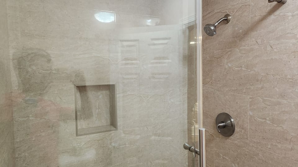 Double Deluxe Queen | Bathroom | Shower, free toiletries, towels