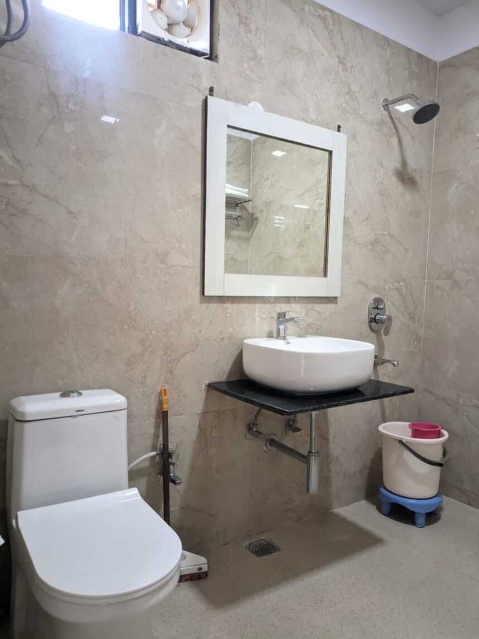 Deluxe Room (First Floor) | Bathroom | Shower, free toiletries, towels