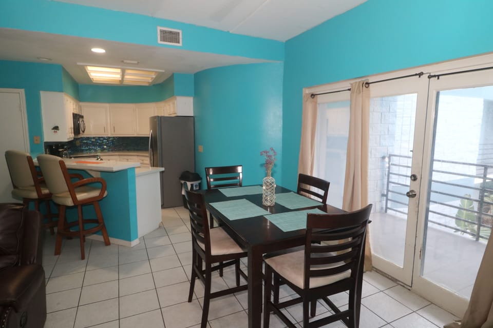 Premium Condo, Multiple Beds, Kitchen, Pool View | In-room dining