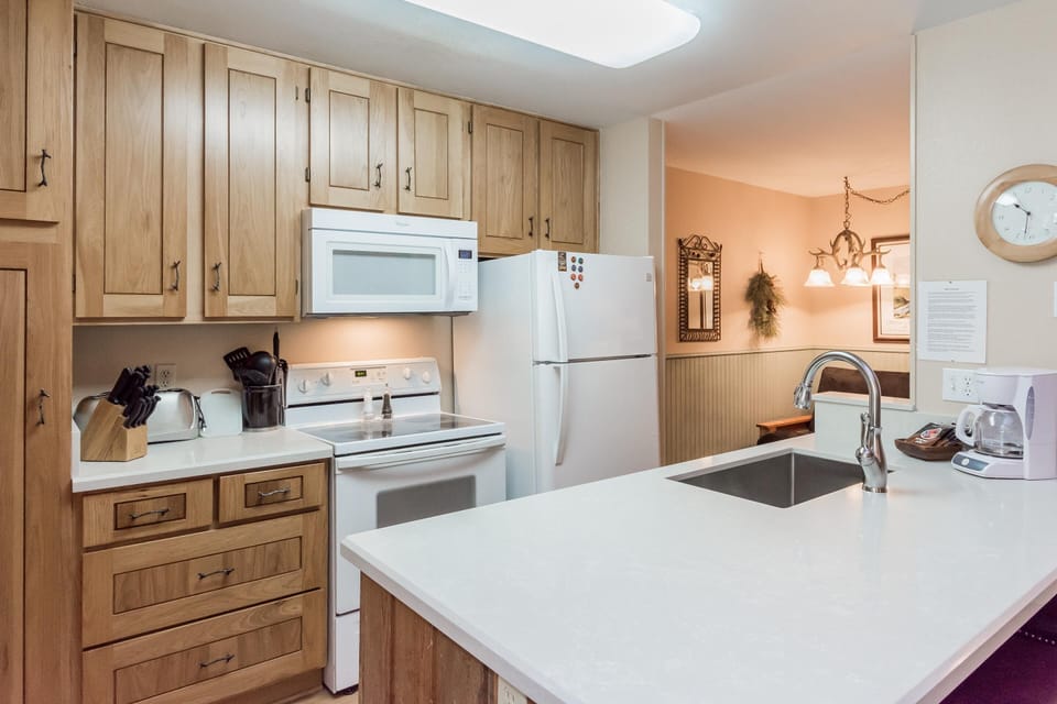 Condo, 2 Bedrooms (Crestview #46 Bldg. B) | 3 bedrooms, iron/ironing board, free WiFi, bed sheets