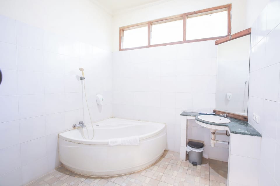 Family Villa, 2 Bedrooms | Bathroom | Free toiletries, towels