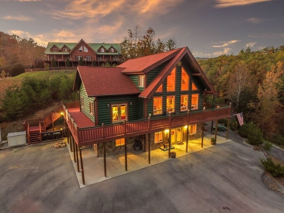 Private 3 stories, 4000 sq ft cabin.
Level parking for 6 to 7 cars.
