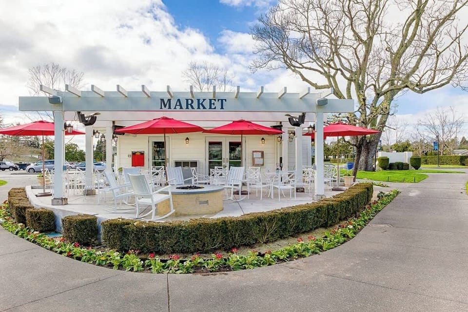 Savor the convenience of having a cozy coffee shop and market right at your doorstep within the Silverado resort, providing an array of tempting treats and necessities to enhance your Napa Valley retreat.