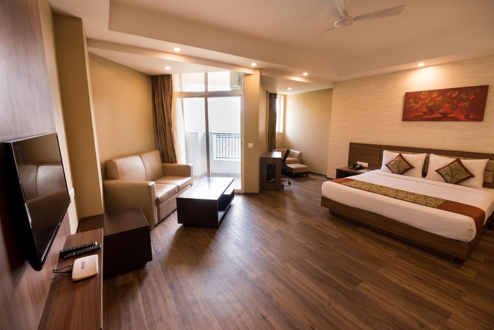 Super Deluxe Room | Desk, blackout drapes, soundproofing, iron/ironing board