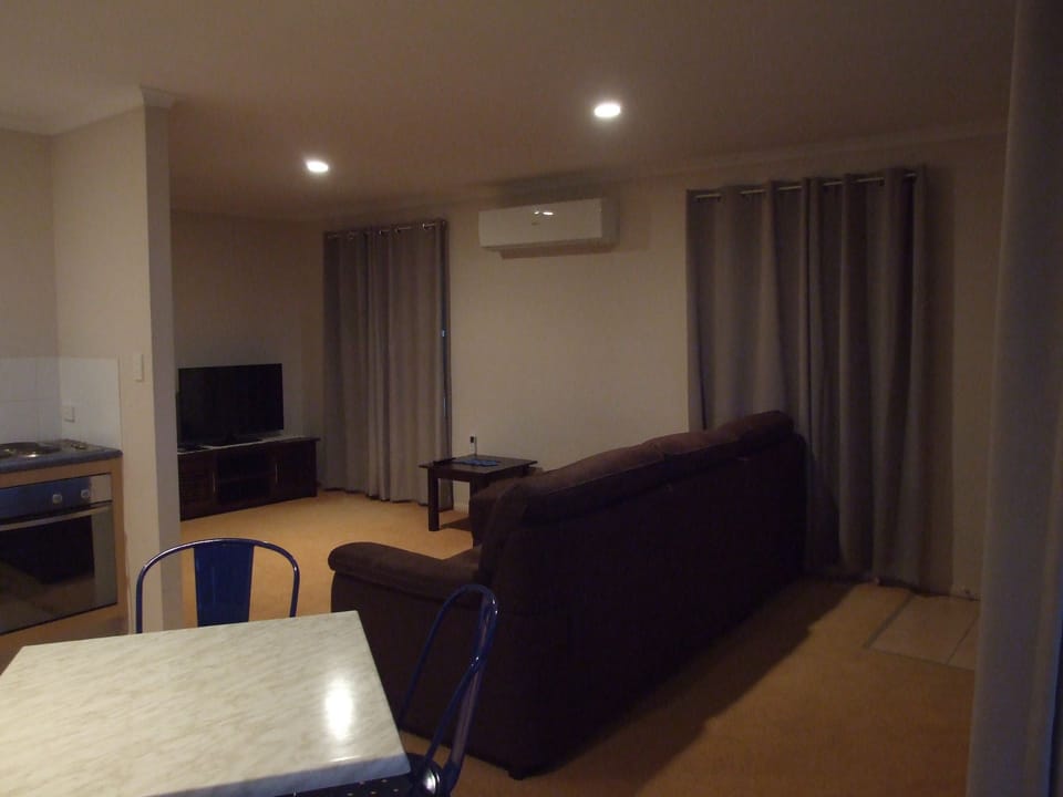 Cottage, 2 Bedrooms | Room service - dining