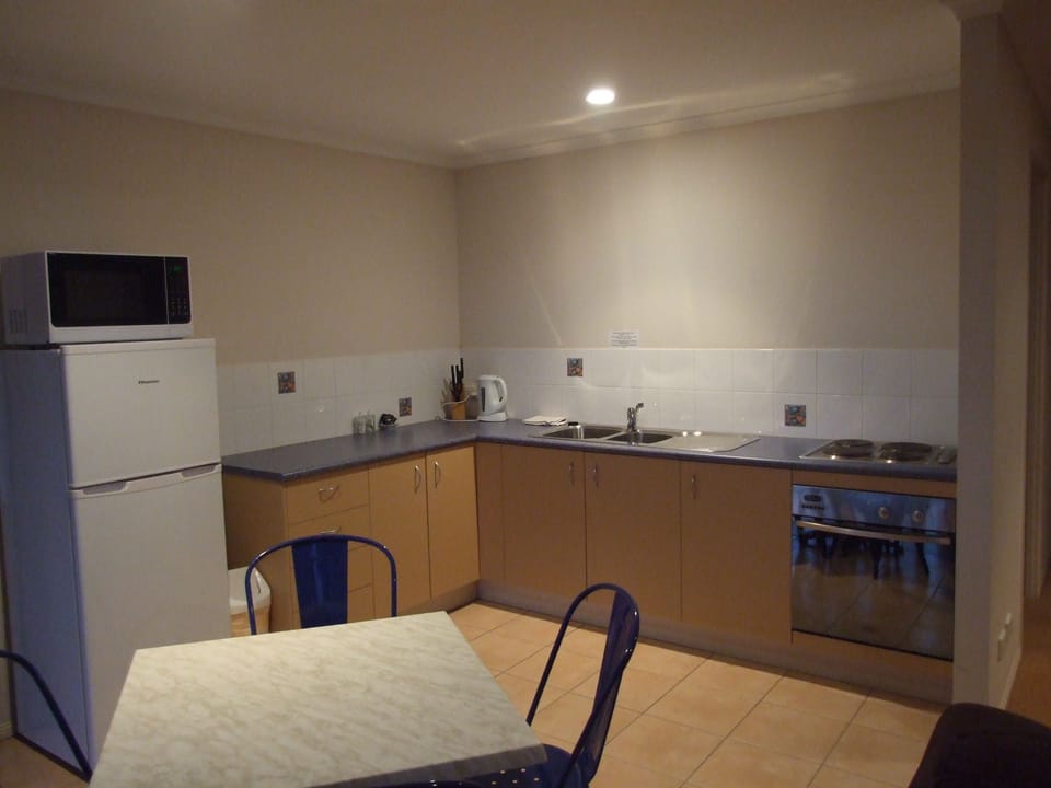 Cottage, 2 Bedrooms | Room service - dining