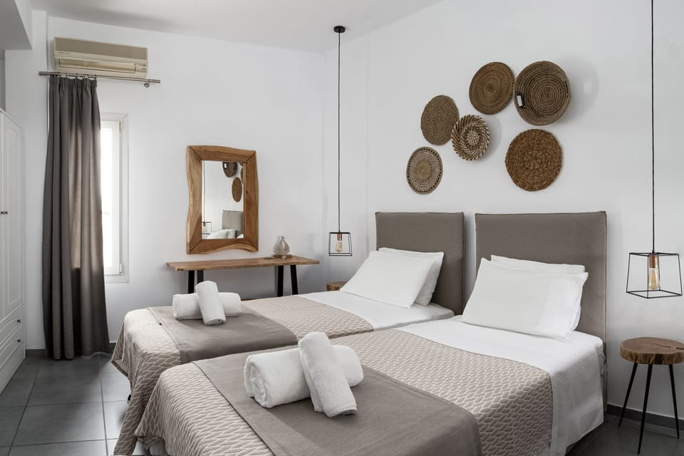 Standard Studio, 1 Bedroom, Smoking | Tempur-Pedic beds, soundproofing, iron/ironing board, free WiFi
