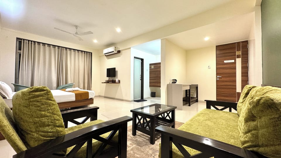 Executive Room | Premium bedding, blackout drapes, soundproofing, iron/ironing board