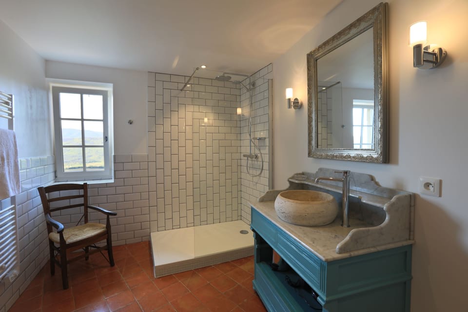 Superior Double Room (Parker ) | Bathroom | Free toiletries, hair dryer, slippers, towels