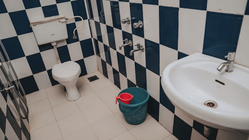 Shower, rainfall showerhead, free toiletries, towels
