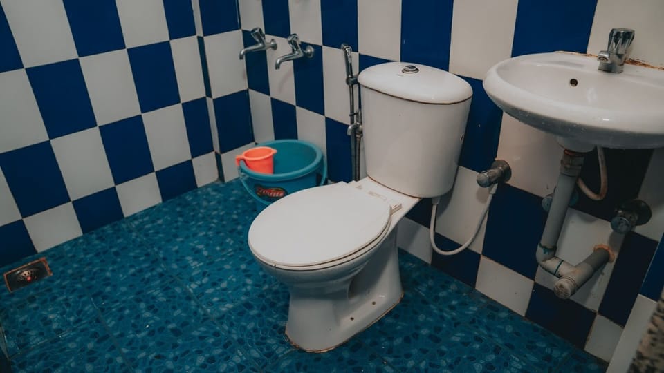 Family Room | Bathroom | Shower, rainfall showerhead, free toiletries, towels