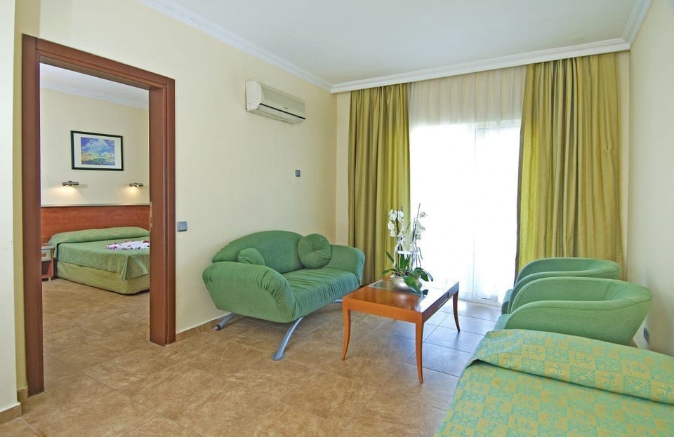 Standard Triple Room | Living room | TV
