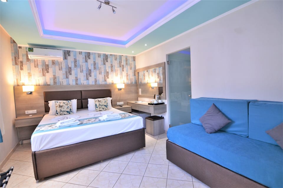 Economy Double Room | Minibar, in-room safe, blackout drapes, soundproofing