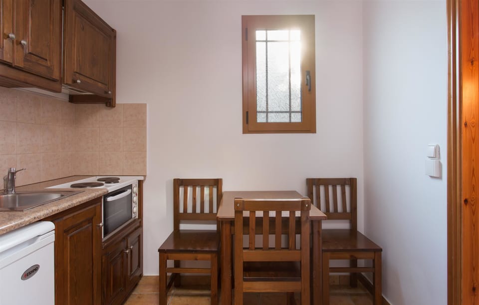 Triple Room, Kitchenette, Courtyard Area | Private kitchen | Fridge, stovetop, coffee/tea maker, electric kettle