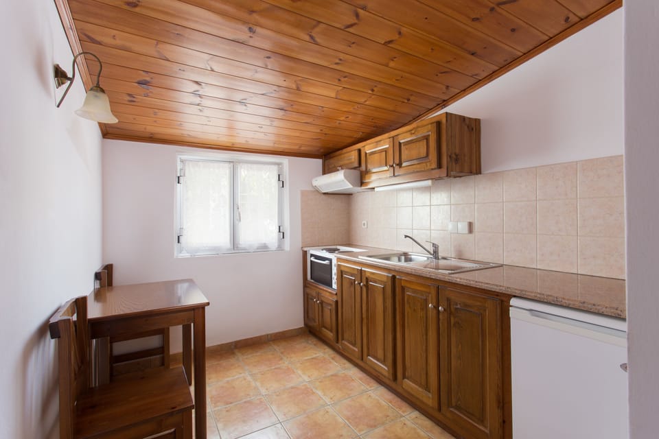 Fridge, stovetop, coffee/tea maker, electric kettle