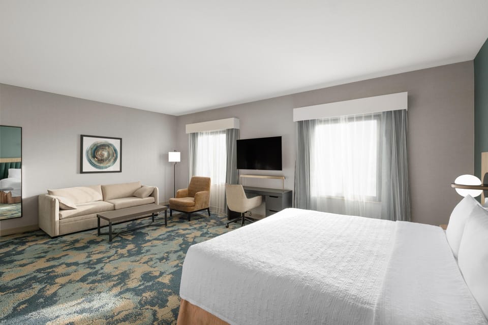 Studio, Accessible, Non Smoking | Living area | 32-inch TV with cable channels
