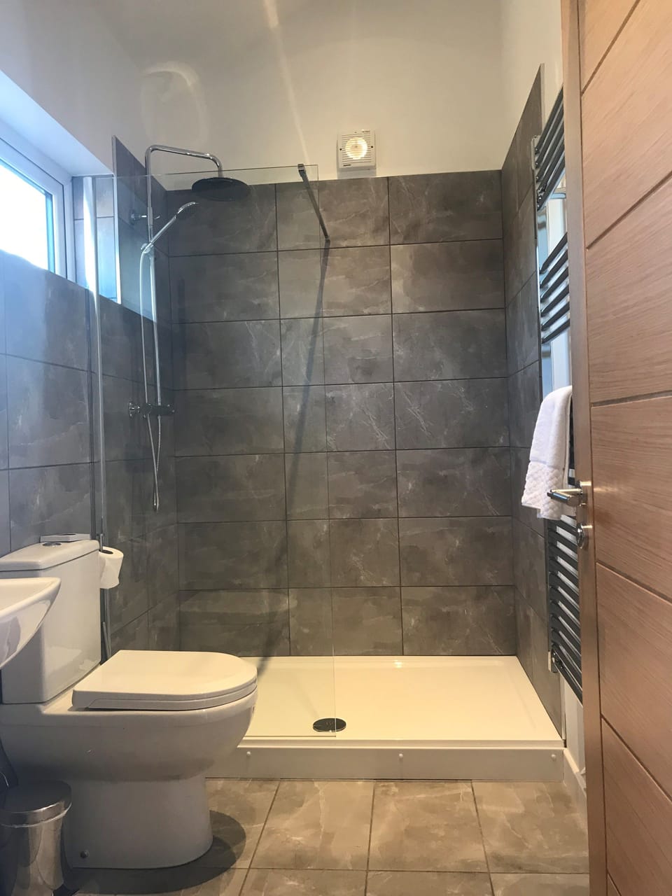 Deluxe Double or Twin Room, Private Bathroom | Bathroom | Shower, hair dryer, towels